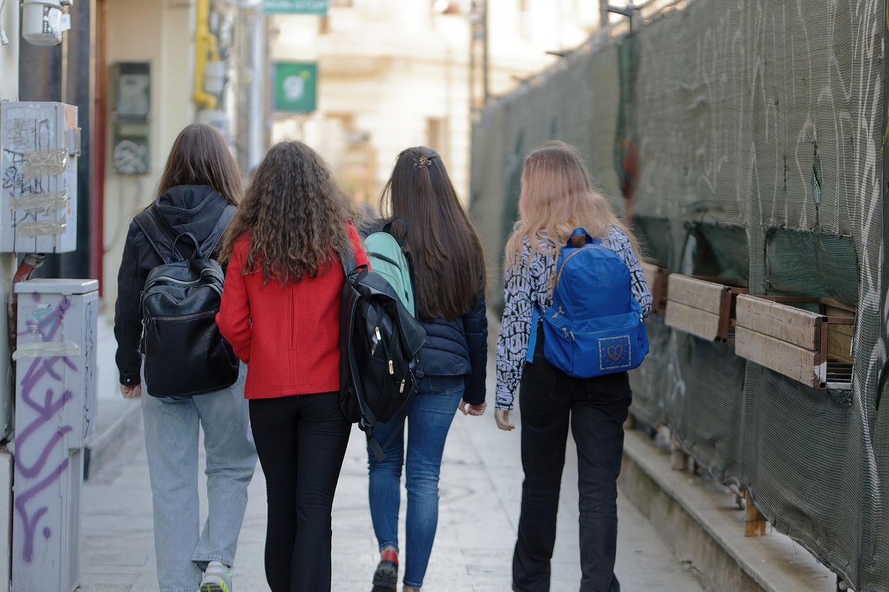 Ielidošana Eiropas pagalmā: kāpēc Erasmus studenti un skolu grup 